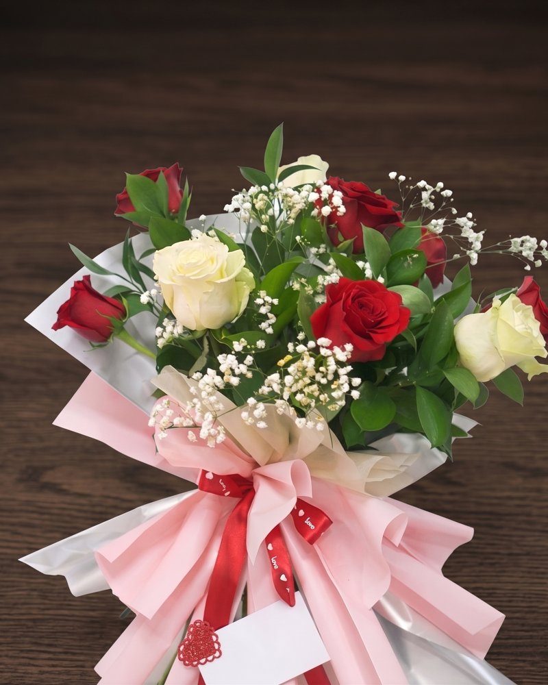 Estilo rosas blancas y rojas