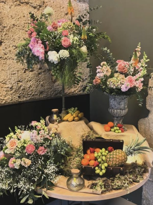 Mesa con centros florales y frutas