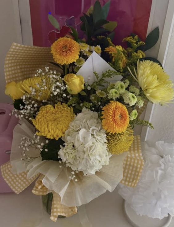 Ramo de flor amarilla con gerbera y crisantemo