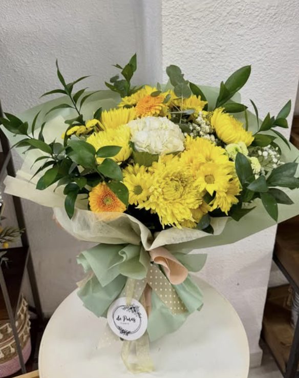Ramo de flor amarilla con hortensia blanca