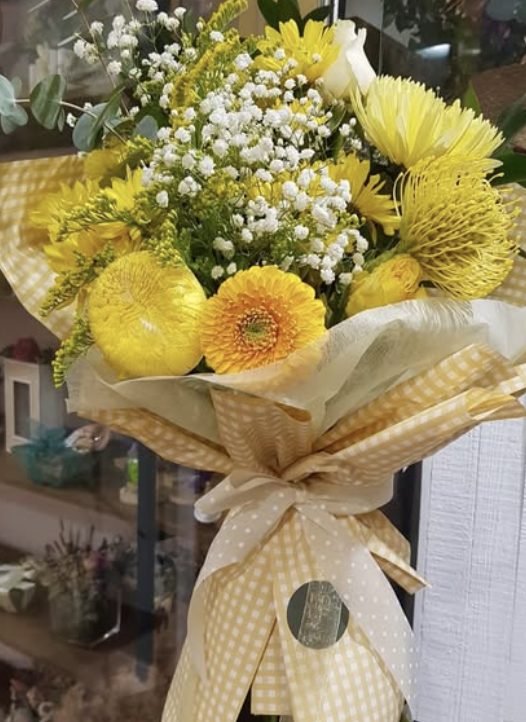 Ramo de flor amarilla con gypsophila