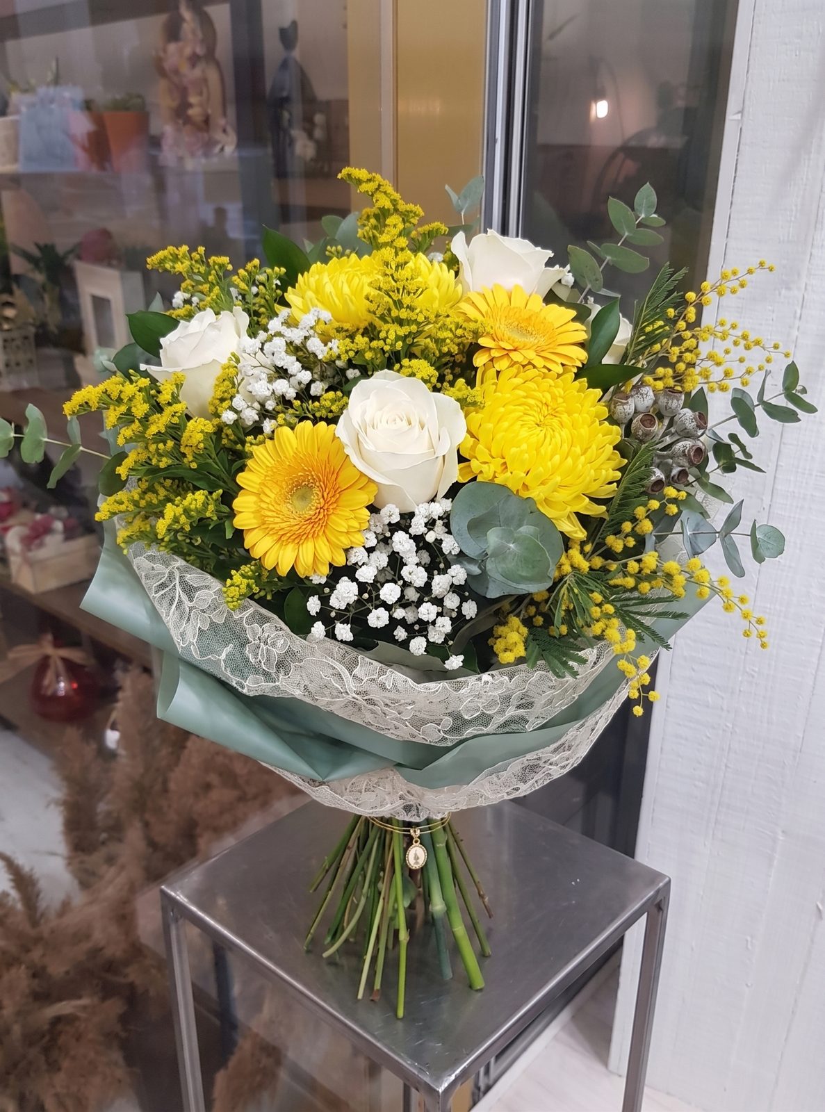 Ramo de flor amarilla con rosas blancas y mimosa