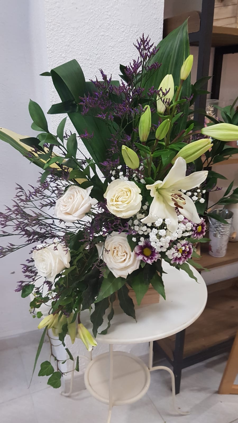 Centro con rosas blancas y lirio morado