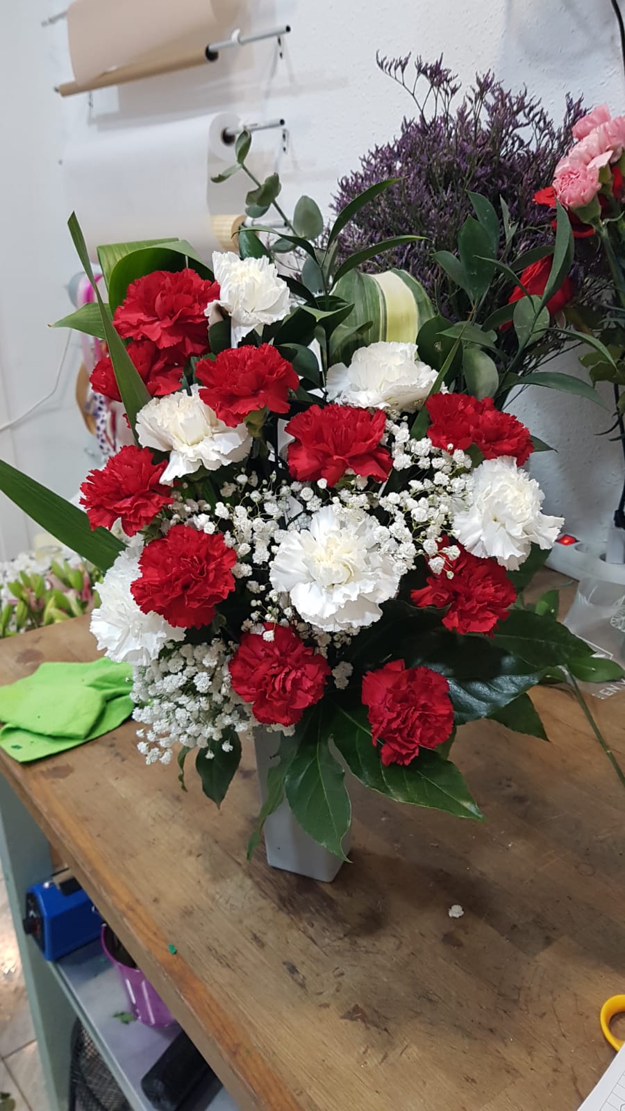 Claveles rojos y blancos